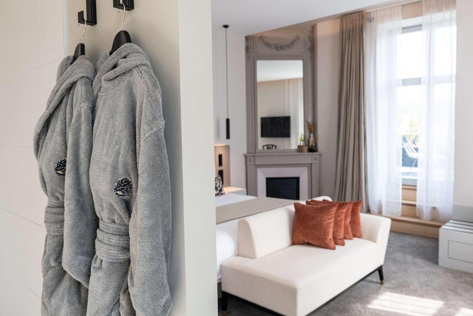Hotel Western Premier Le Chapitre And 4*